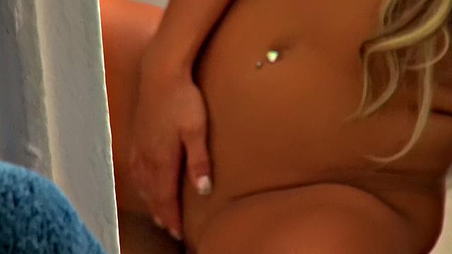 смотрю как соседка блондинка трахается через окно