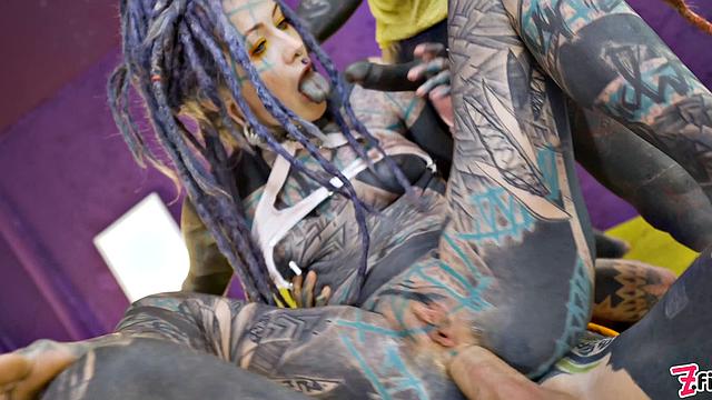 Anuskatzzs показывает анальный фистинг и глубокий минет партнеру.