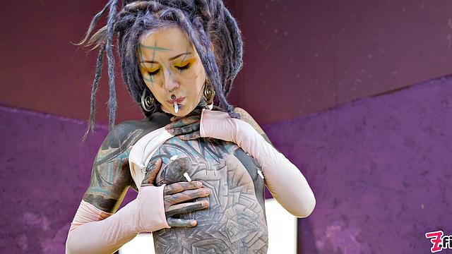 Anuskatzzs показывает анальный фистинг и глубокий минет партнеру.