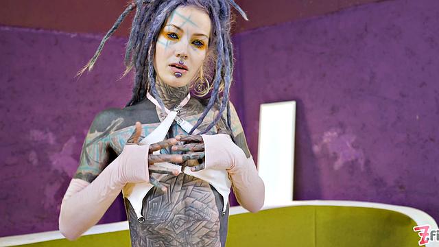 Anuskatzzs показывает анальный фистинг и глубокий минет партнеру.