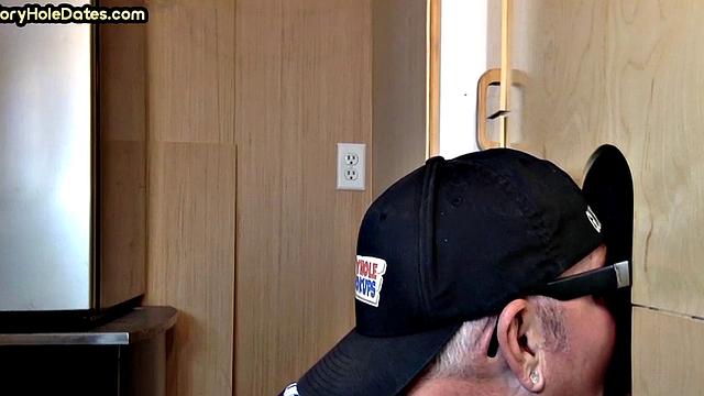 шутливый батя у самодельного дырки - болтает, но и сосёт