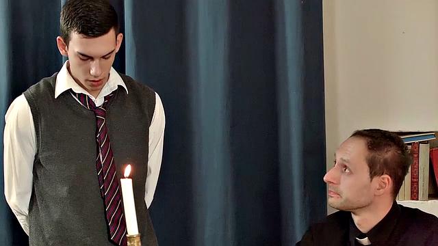 Зрелый священник жёстко трахает молодого Оскара
