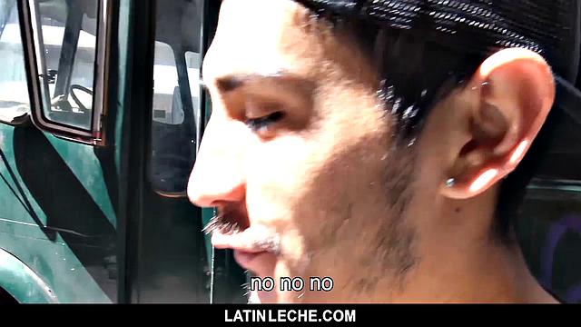 прямой парень сдаётся за деньги: жесткий гей-секс в студии