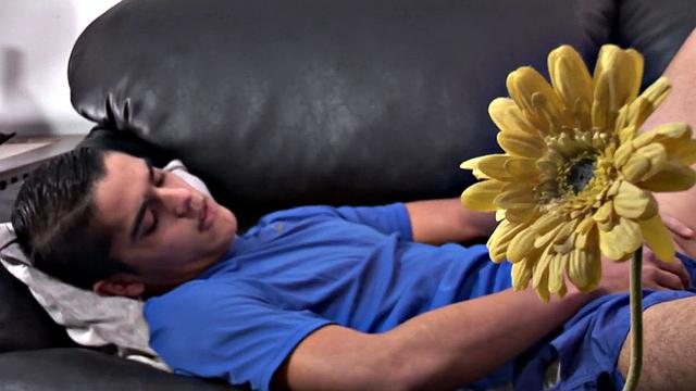 латиноамериканский твинк раздевается и дрочит до мощного оргазма