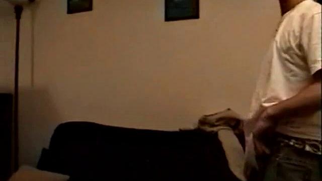 Гей парень Полли дрочит свой член на камеру.