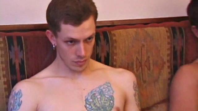 Шейн и Девон страстно сосут друг другу, не сдерживая желания