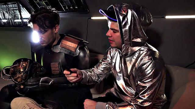 британская блондинка с тату крутит reverse cowgirl и ловит сперму с улыбкой