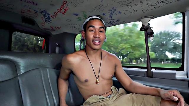 Str8 picked up Asian gives facial to cocksucking guy in van