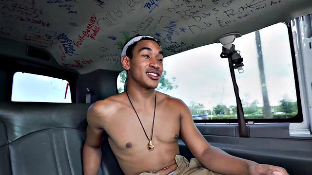 Str8 picked up Asian gives facial to cocksucking guy in van