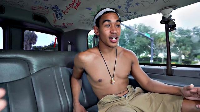 Str8 picked up Asian gives facial to cocksucking guy in van