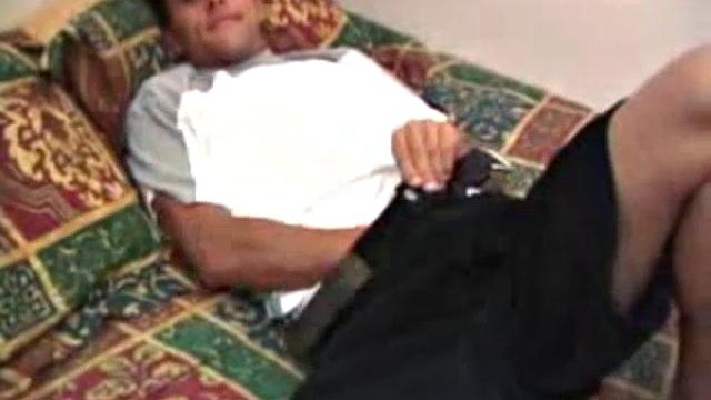 седой мачо не может удержаться и дрочит с огромным дилдо