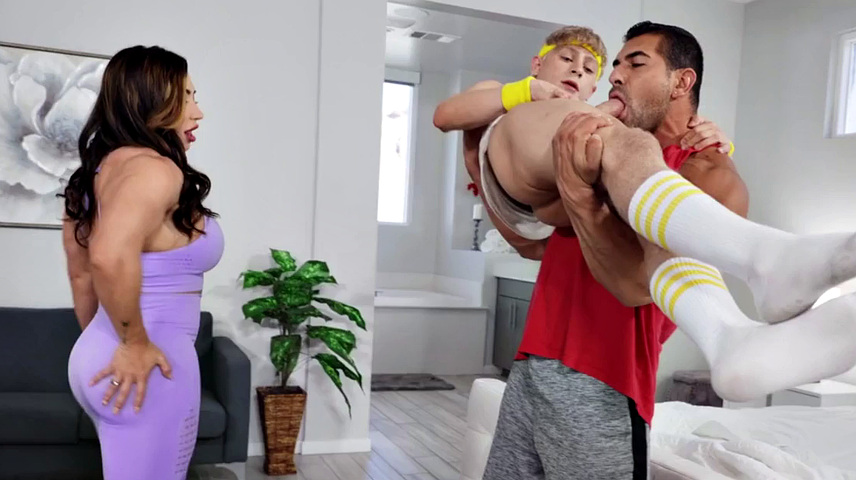 Bisex muscled MILF facesitting in 3some after head