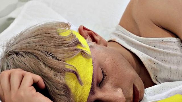 Bisex muscled MILF facesitting in 3some after head