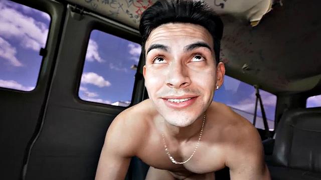 Волосатый подцепленный красавчик трахает гейскую жопу в общественном фургоне на улице