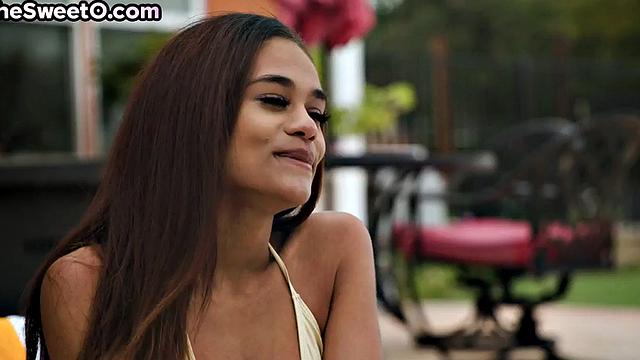 транс-чернокожая скачет на члене и ловит заряд спермы на природе