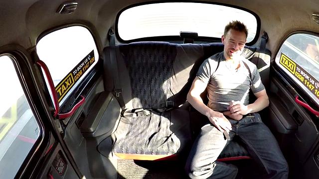 татуированная блондинка-таксистка ловит жаркий секс прямо на смене