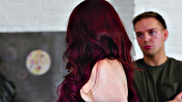 похотливая мачеха жадно сосёт и получает жёсткое трахание от пасынка