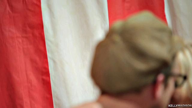 Келли достала сиськи в палатке - на отдыхе не до сна