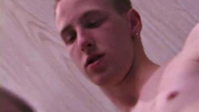 Стивен дрочит Аарону и ловит сперму на себя