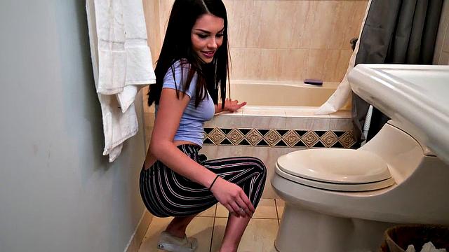 горячая горничная в обтягивающих леггинсах сосет и получает жесткий трах за прибавку