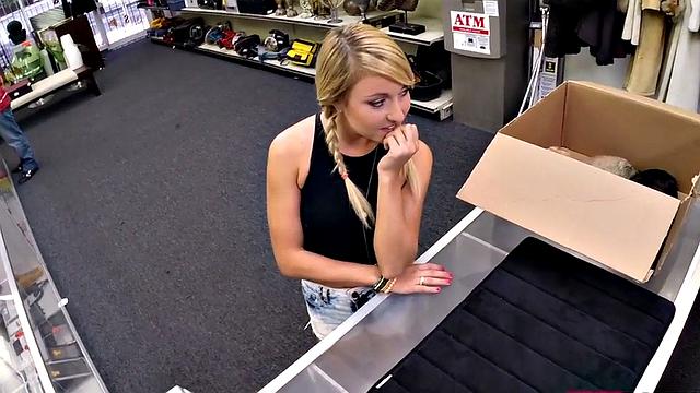 сексуальная малышка в ломбарде сосёт в pov и получает по полной сзади