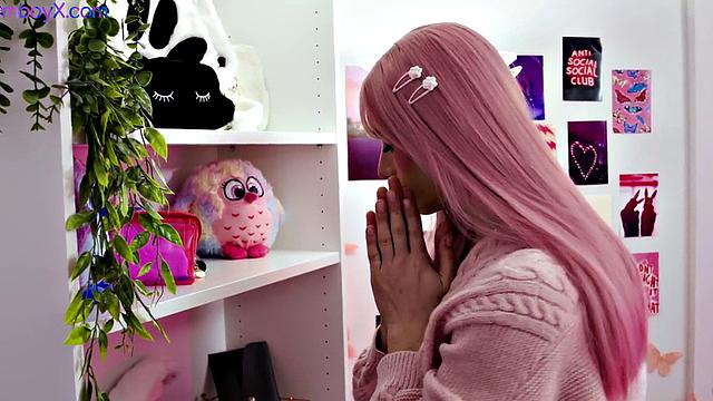 женственный парень в форме не выдержал напора мускулистого бойфренда