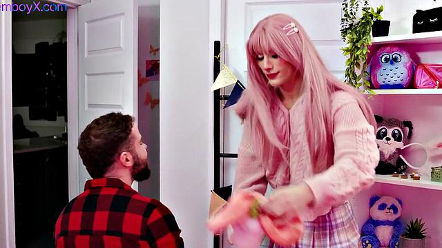 женственный парень в форме не выдержал напора мускулистого бойфренда