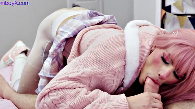 женственный парень в форме не выдержал напора мускулистого бойфренда