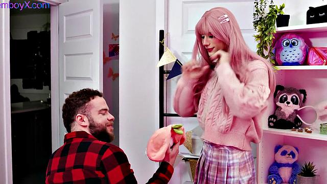 женственный парень в форме не выдержал напора мускулистого бойфренда