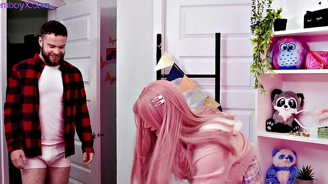 женственный парень в форме не выдержал напора мускулистого бойфренда