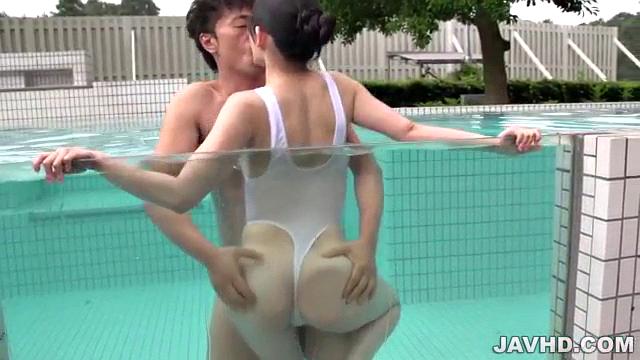 лысая киска Касугано Юи сходит с ума от дикого секса и спермы на природе