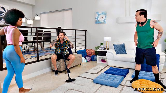 Сосед застал Эйвери с пробкой и трахает её прямо при парне