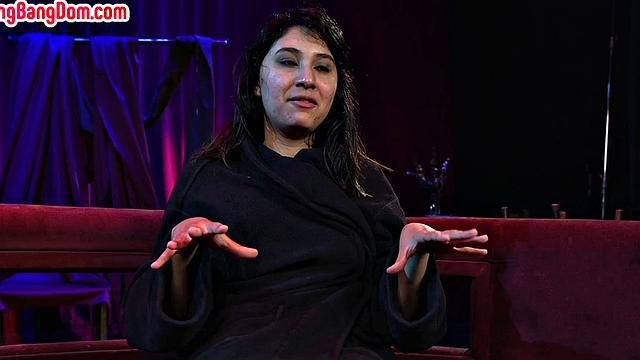 Cutie gangbanged at night club