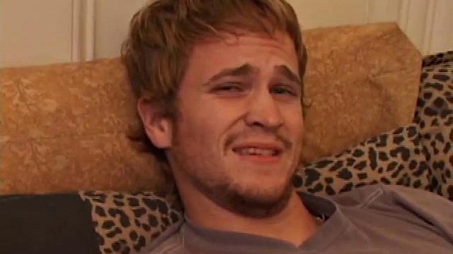 зах питерс дрочит в транспорте и кончает себе в рот