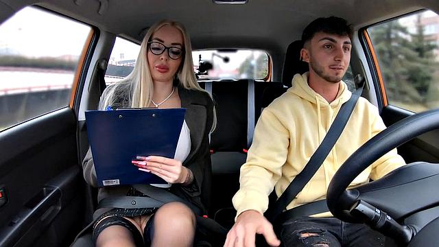Driving instructor MILF pussyfucked in car outdoor