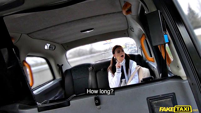 Взрослая студентка Jenny Doll меняет фотосессию на толстый член в такси - смеялась над бывшим ухажёром, а потом глотала по полной.