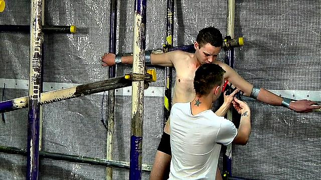 Кормят Айдена огромным членом - Айден, Джейсон и Рис Бентли