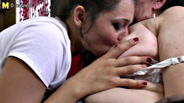 волосатые зрелые лесбиянки играют с золотым дождём