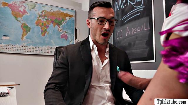 Avery Lust дрочит учителю на парте, потом развлекает его своим анусом в стиле shemale, а Derek Kage с аппетитом всё это принимает - вот такие взрослые уроки!