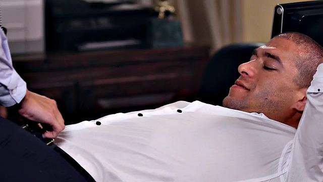 Facial-loving secretary banged by boss in the office