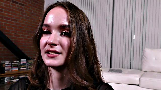 Юная брюнетка после нежной мастурбации берет член в руки и не может остановиться