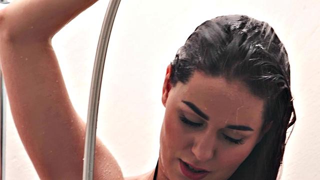 сексуальная брюнетка катается сверху и получает по полной