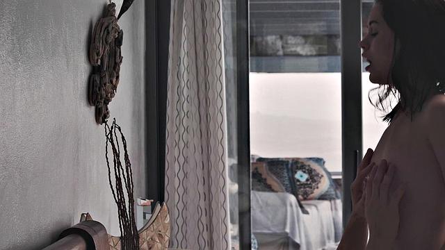 сексуальная брюнетка катается сверху и получает по полной