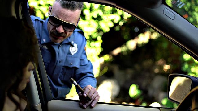 жаркая латинка Лив Уайлд попалась фальшивому копу и дает ему в машине