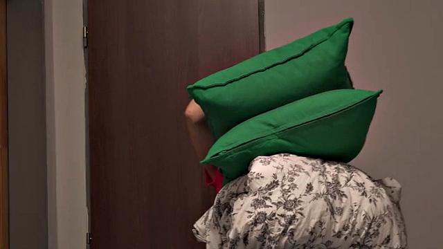 жаркая горничная с большой грудью трахается с дерзким туристом в отеле