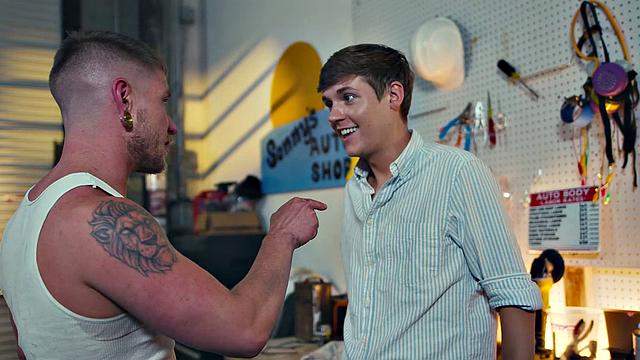 смотри, как жёсткий механик жёстко трахает дерзкого твинка в гараже