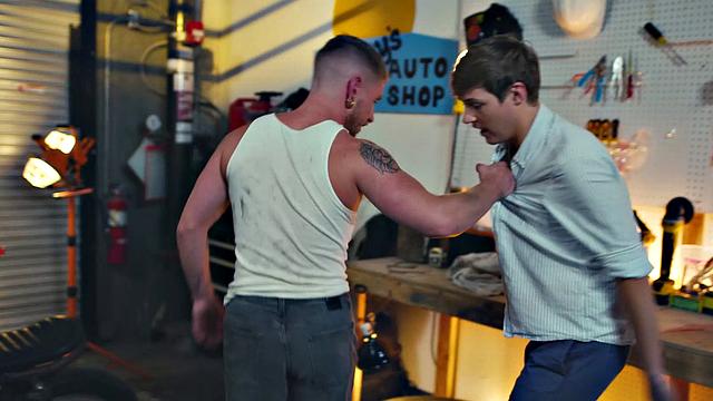 смотри, как жёсткий механик жёстко трахает дерзкого твинка в гараже