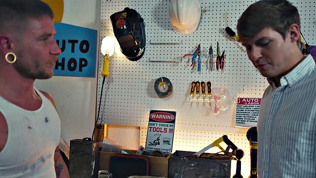 смотри, как жёсткий механик жёстко трахает дерзкого твинка в гараже