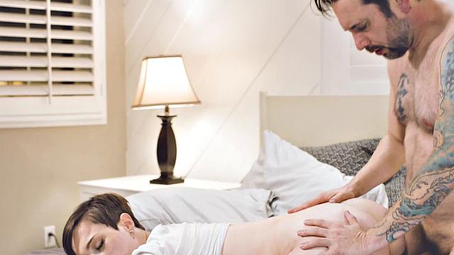 Парень смотрит, как его женщина трахается с учителем