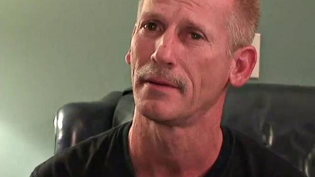 майкл дрочит после смены у себя в комнате